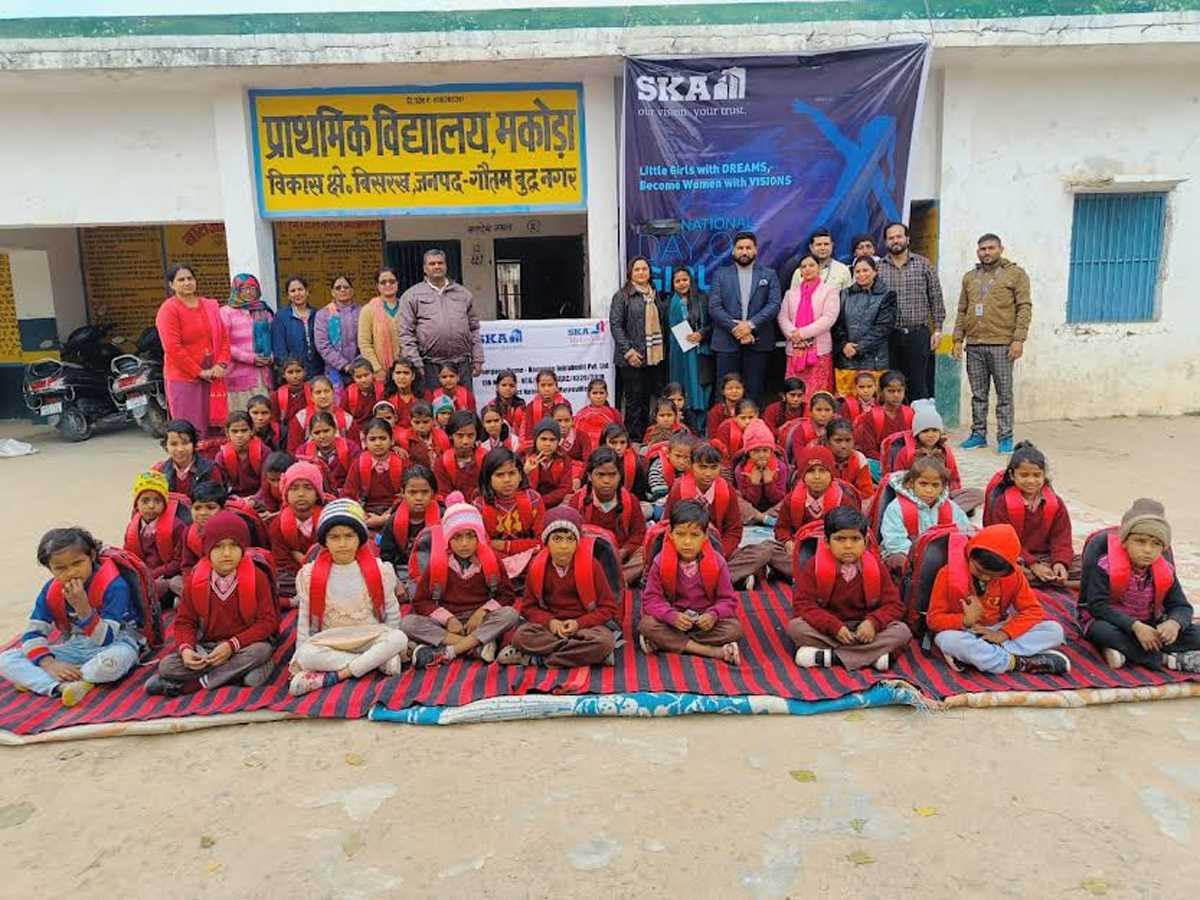 बालिका दिवस पर एसकेए ग्रुप ने लड़कियों को बांटे स्कूल बैग